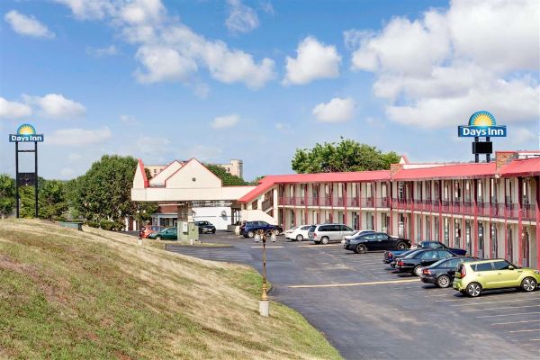 Days Inn By Wyndham Knoxville West - ノックスビル, TN