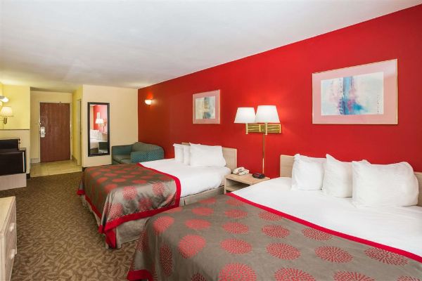 Ramada By Wyndham Sioux Falls - Sioux Falls, SD