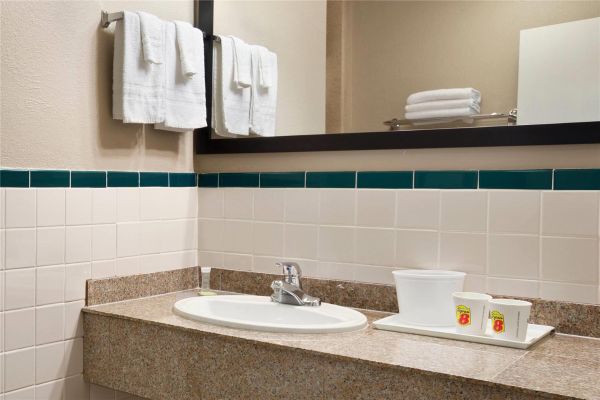 Super 8 By Wyndham Mcallen/downtown/la Plaza Mall - 麥卡倫