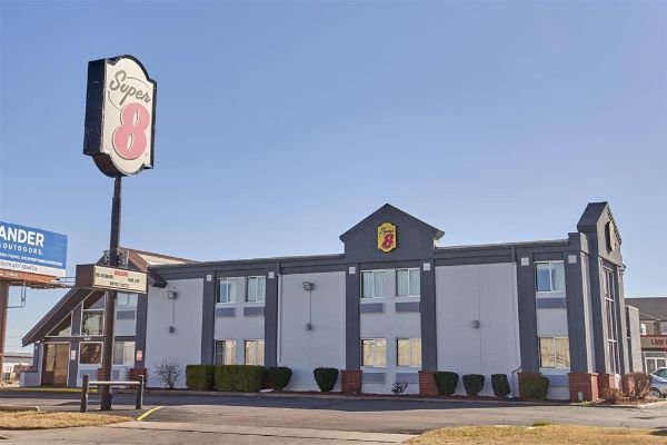 Super 8 By Wyndham Wichita Airport - Derby, KS