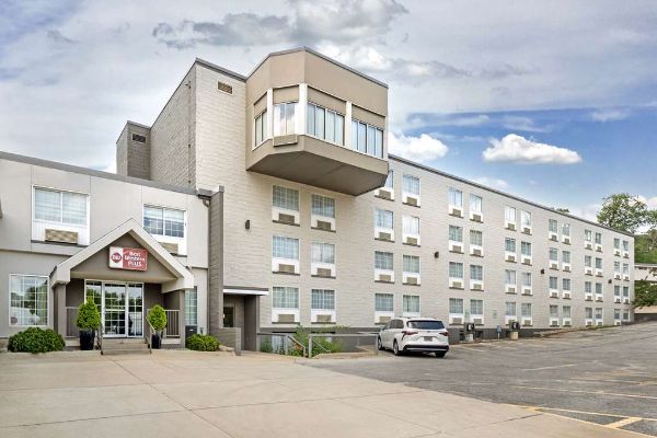 Best Western Plus Longbranch Hotel & Convention Center - Cedar Rapids, IA