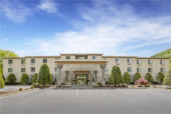 Best Western Plus River Escape Inn & Suites - Sylva, NC