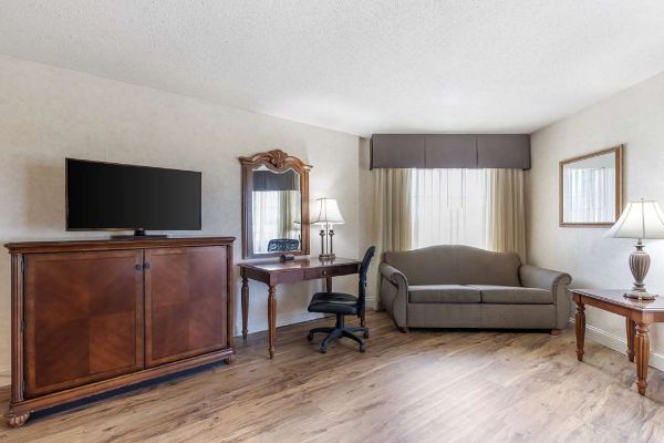 Best Western Plus Steeplegate Inn - Davenport, IA