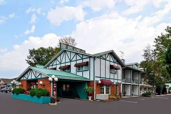 Super 8 By Wyndham Gananoque        Country Squire Resort - Gananoque