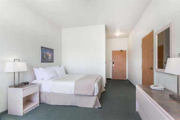 Super 8 By Wyndham Dauphin - Dauphin