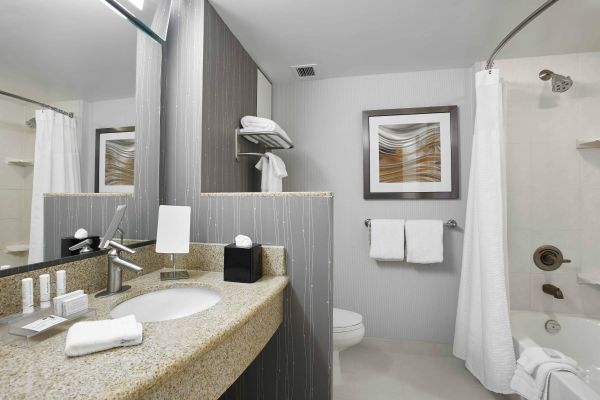 Courtyard By Marriott Toronto Brampton - 布蘭普頓
