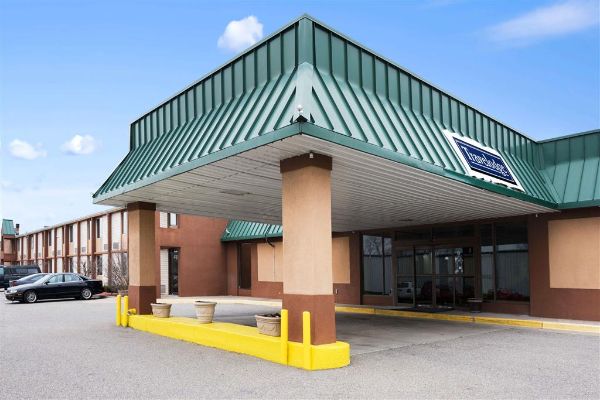 Travelodge By Wyndham Sturgis - Sturgis, MI