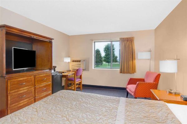 Super 8 By Wyndham Clear Lake - Clear Lake, IA