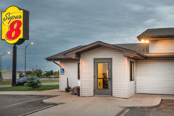 Super 8 By Wyndham Jamestown - Jamestown, ND