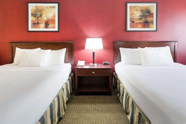 Ramada By Wyndham Bettendorf - Rock Island, IL
