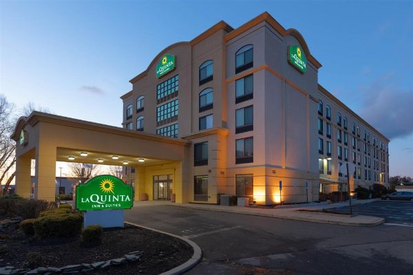 La Quinta Inn & Suites By Wyndham Garden City - Long Beach, NY
