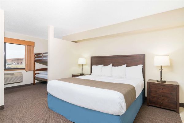 Days Inn & Suites By Wyndham Baxter Brainerd Area - Brainerd, MN
