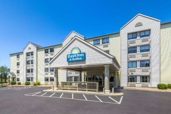 Days Inn & Suites By Wyndham Kansas City South - Kansas City, MO
