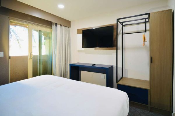 Comfort Inn & Suites Moreno Valley Near March Air Reserve Base - Moreno Valley, CA