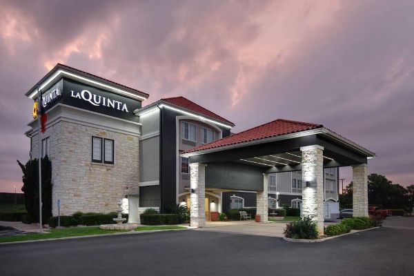 La Quinta Inn & Suites By Wyndham Fredericksburg - Fredericksburg, TX