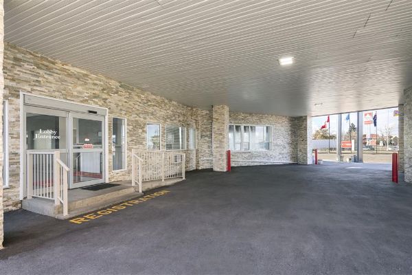 Econo Lodge Inn & Suites - Medicine Hat