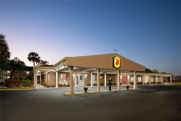 Super 8 By Wyndham Lake City - Lake City, FL