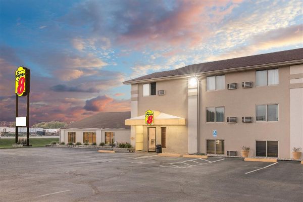 Super 8 By Wyndham Watertown - Watertown, SD