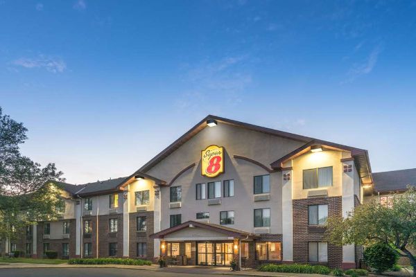 Super 8 By Wyndham Bloomington/airport - Bloomington, MN