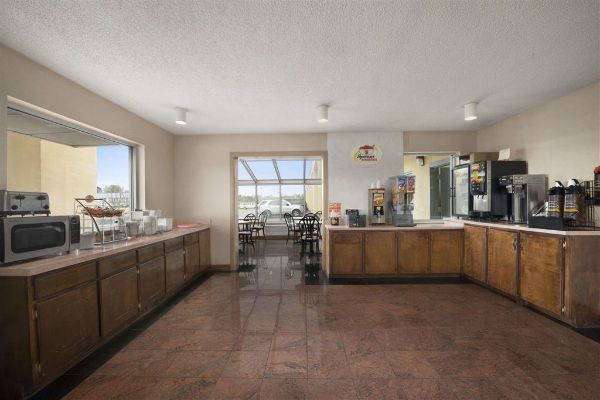 Super 8 By Wyndham Meridian - Meridian, MS