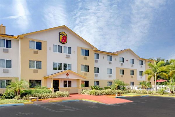 Super 8 By Wyndham Clearwater/st. Petersburg Airport - Pinellas Park, FL