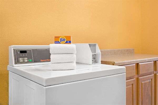 Super 8 By Wyndham Covington - Covington, LA