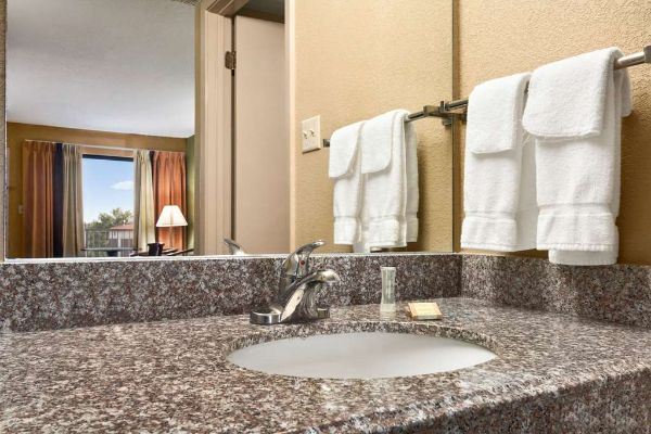 Super 8 By Wyndham Hattiesburg North/university Area - Hattiesburg, MS