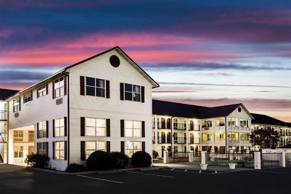 Super 8 By Wyndham Sevierville Riverside - Sevierville, TN