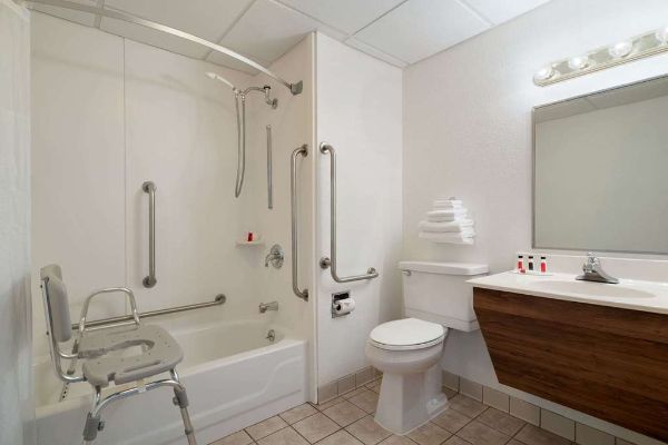 Super 8 By Wyndham Portland Me - Westbrook, ME