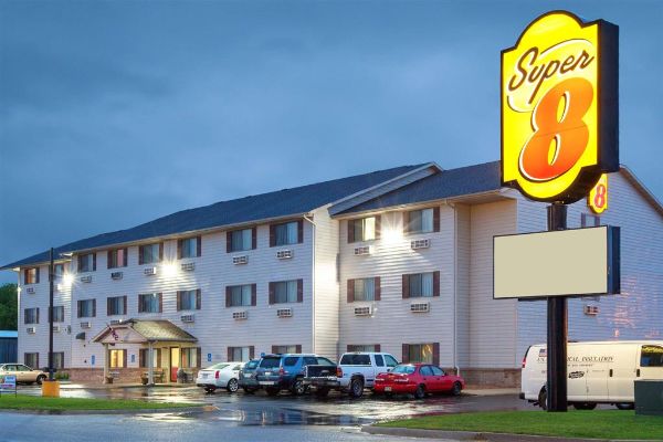 Super 8 By Wyndham Mason City - Clear Lake, IA