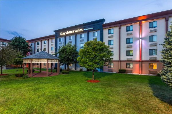 In Days Inn And Suites By Wyndham Hammond - Hammond, IN