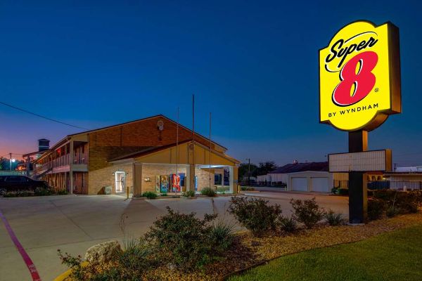 Super 8 By Wyndham Pleasanton - Pleasanton, TX