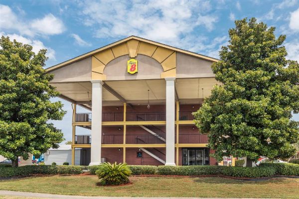 Super 8 By Wyndham Metairie - Metairie, LA