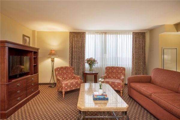 Clarion Collection Hotel Arlington Court Suites - Arlington, VA