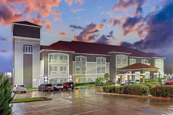La Quinta Inn & Suites By Wyndham Cleburne - Joshua, TX