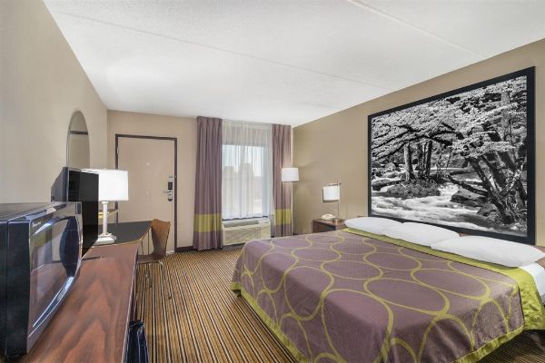 Super 8 By Wyndham Knoxville North/powell - Knoxville, TN