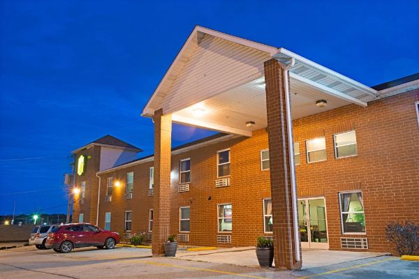 Super 8 By Wyndham St. Louis Airport - Saint-Louis, MO