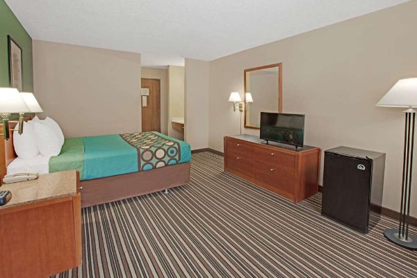 Baymont Inn & Suites By Wyndham Richmond - McHenry, IL
