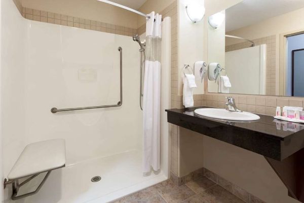 Ramada By Wyndham Weyburn - Weyburn
