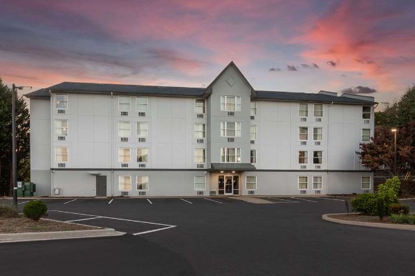 Rodeway Inn & Suites Near Outlet Mall - Asheville - Asheville, NC