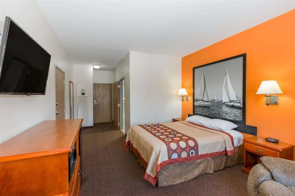 Super 8 By Wyndham Salina - Salina, KS