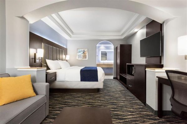Days Inn & Suites By Wyndham Houston Hobby Airport - Pearland, TX