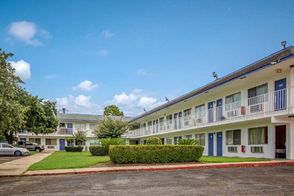Motel 6 Conroe - Conroe, TX
