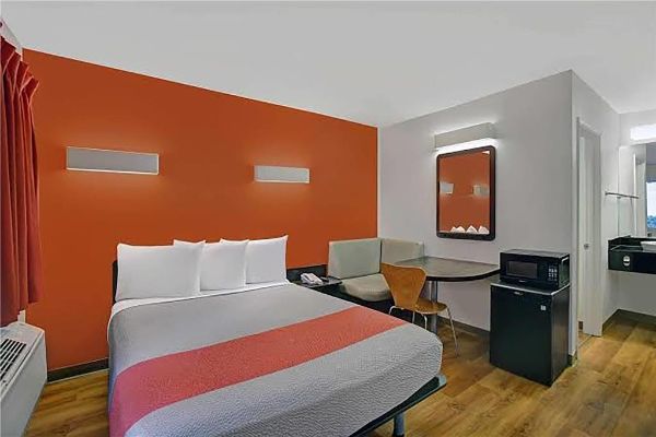 Super 8 By Wyndham Santa Clara - Saratoga, CA