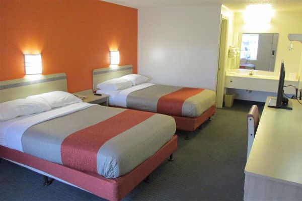 Travelodge By Wyndham Lansing - Lansing, MI