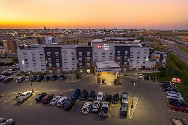 Best Western Plus Service Inn & Suites - Lethbridge