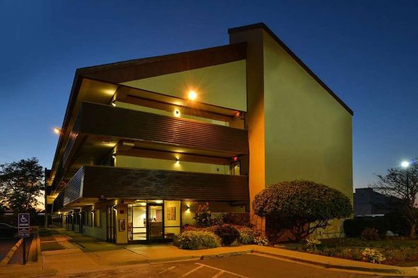 Super 8 By Wyndham Deerfield/northbrook - Lake Forest, IL