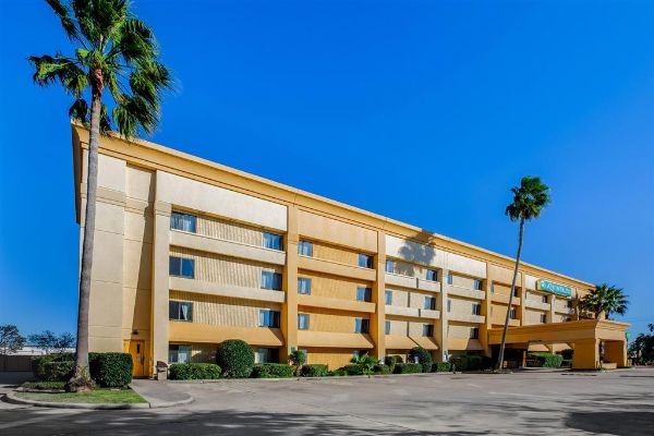La Quinta Inn & Suites By Wyndham Houston Baytown East - Highlands