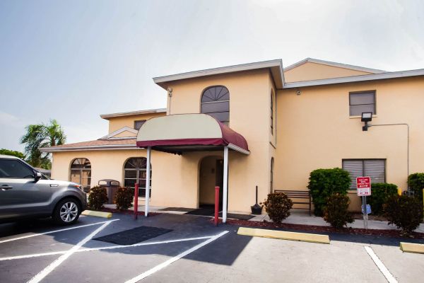 Oyo Waterfront Hotel - Cape Coral, FL