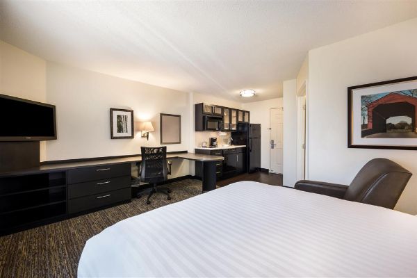Sonesta Simply Suites Chicago Naperville Warrenville - Naperville, IL
